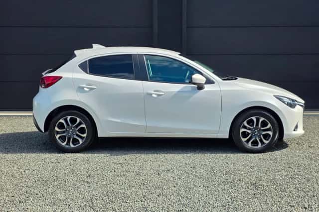 Mazda 2 (2018) thumbnail 2