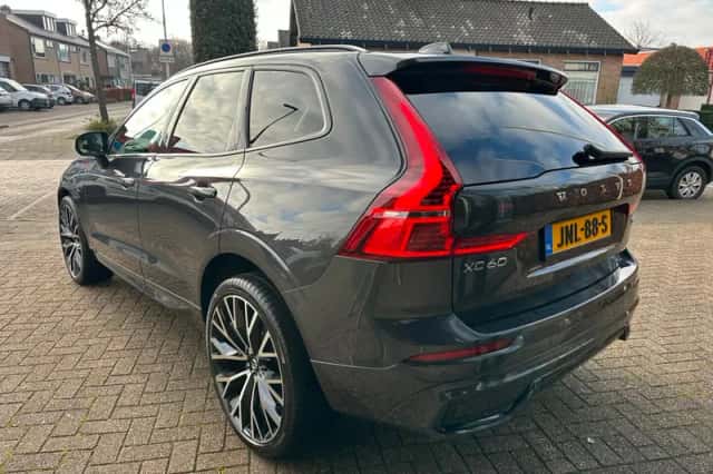 Volvo XC60 (2024) thumbnail 3