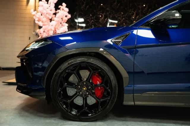 Lamborghini Urus (2023) thumbnail 5