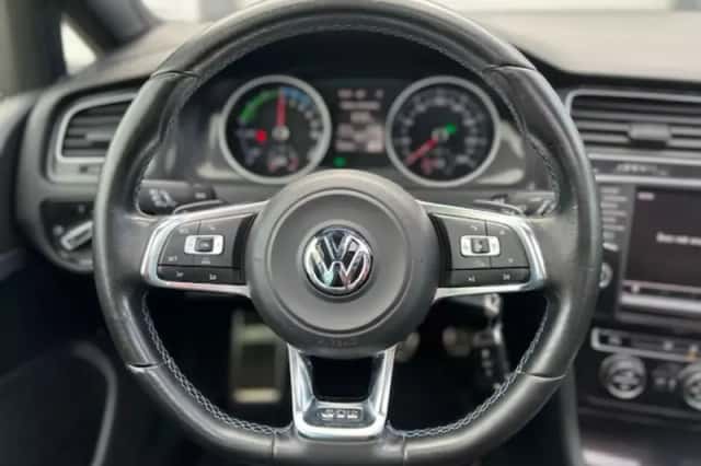 Volkswagen Golf (2015) thumbnail 4
