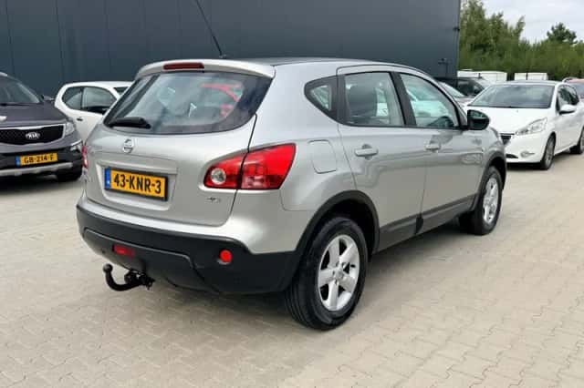 Nissan Qashqai (2010) thumbnail 2