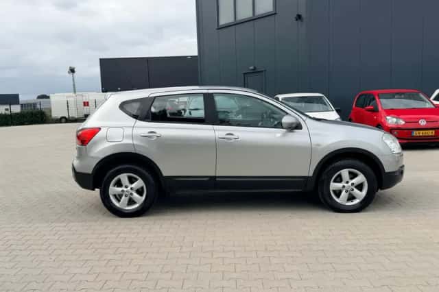 Nissan Qashqai (2010) thumbnail 4