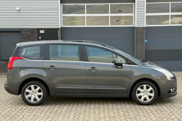 Peugeot 5008 (2011) thumbnail 2