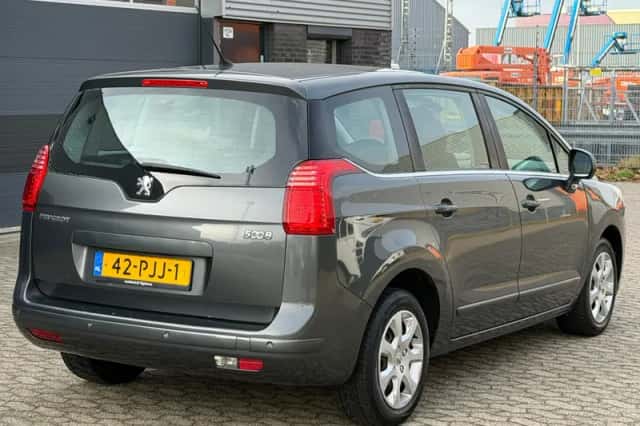 Peugeot 5008 (2011) thumbnail 3