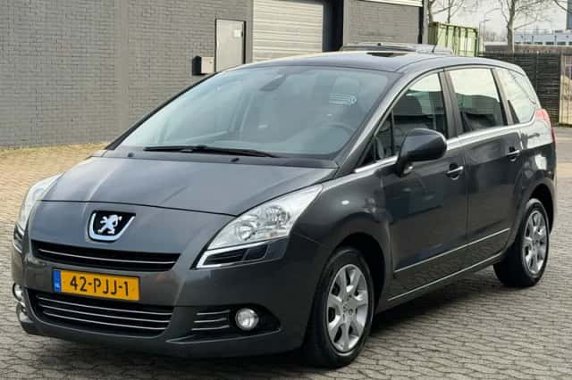 Peugeot 5008 (2011) thumbnail 4