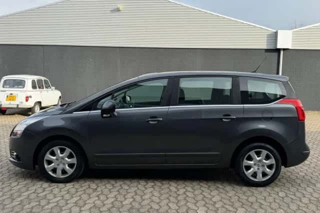 Peugeot 5008 (2011) thumbnail 5