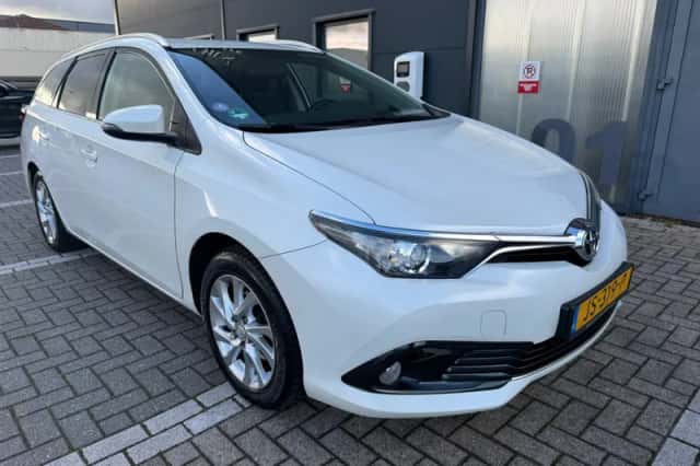 Toyota Auris (2016) thumbnail 1