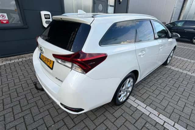 Toyota Auris (2016) thumbnail 2