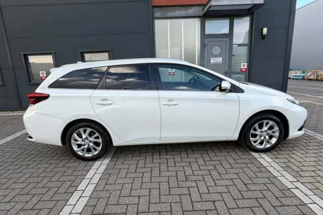 Toyota Auris (2016) thumbnail 3