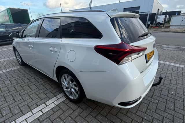 Toyota Auris (2016) thumbnail 5