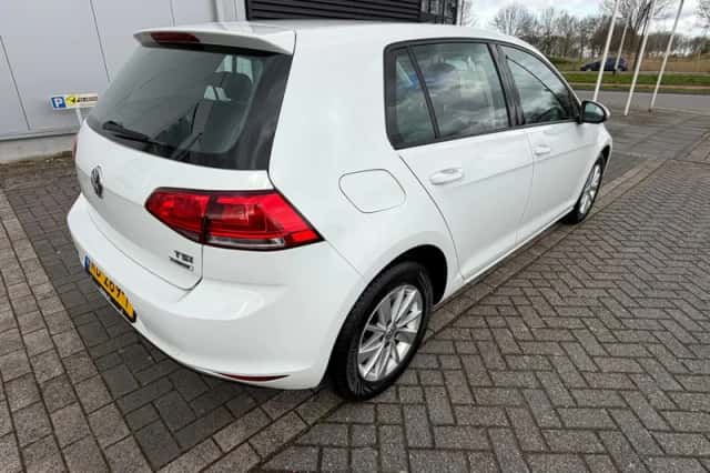 Volkswagen Golf (2016) thumbnail 2