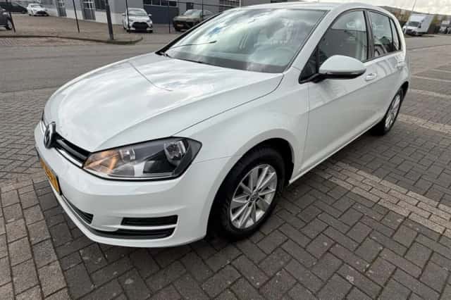 Volkswagen Golf (2016) thumbnail 4
