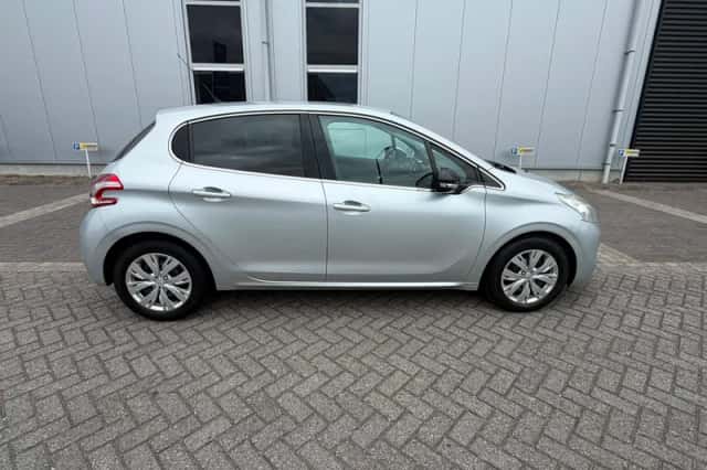 Peugeot 208 (2013) thumbnail 3
