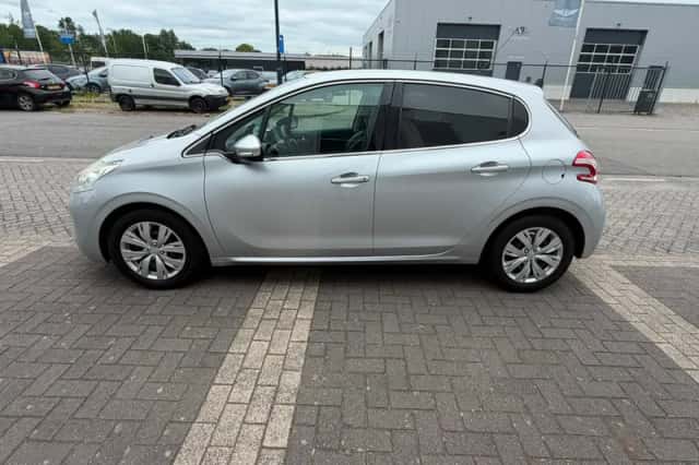 Peugeot 208 (2013) thumbnail 6