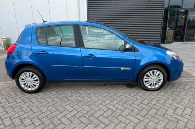 Renault Clio (2011) thumbnail 3