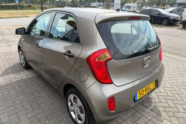 Kia Picanto (2011) thumbnail 5