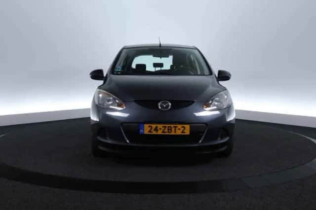 Mazda 2 (2012) thumbnail 2