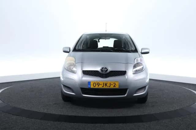 Toyota Yaris (2009) thumbnail 2