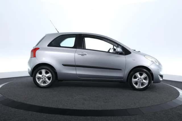Toyota Yaris (2009) thumbnail 4