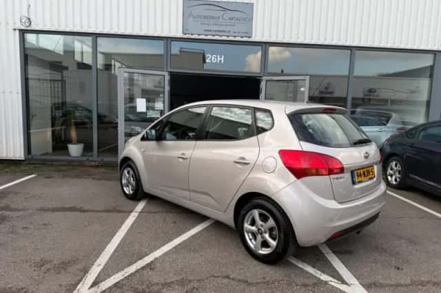 Kia Venga (2010) thumbnail 4