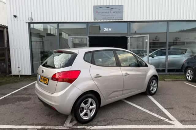 Kia Venga (2010) thumbnail 6