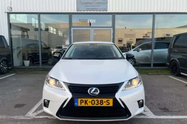 Lexus CT (2017) thumbnail 2