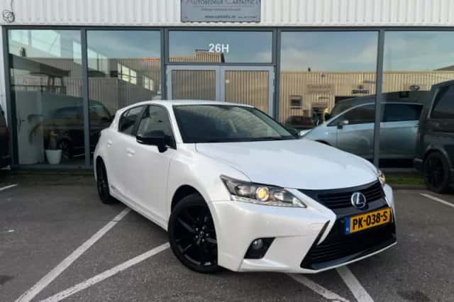 Lexus CT (2017) thumbnail 3