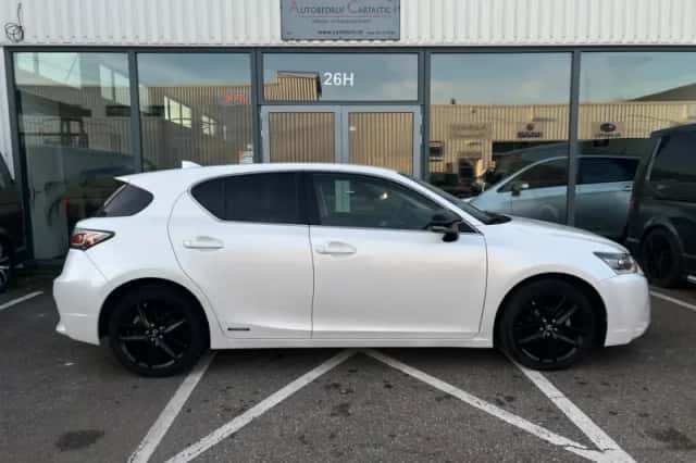 Lexus CT (2017) thumbnail 4