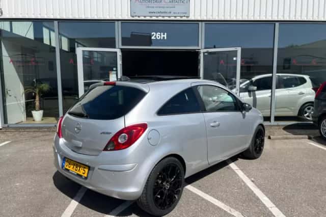 Opel Corsa (2012) thumbnail 6