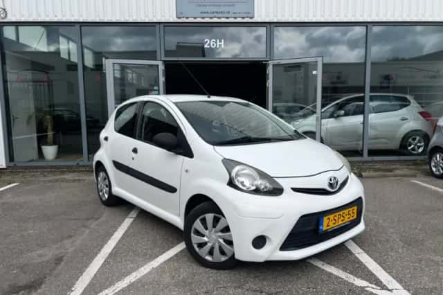 Toyota Aygo (2013) thumbnail 3