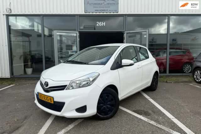Toyota Yaris (2012) thumbnail 1