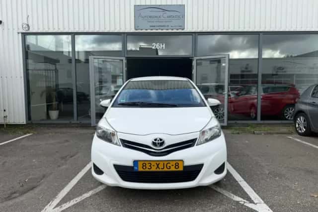 Toyota Yaris (2012) thumbnail 2