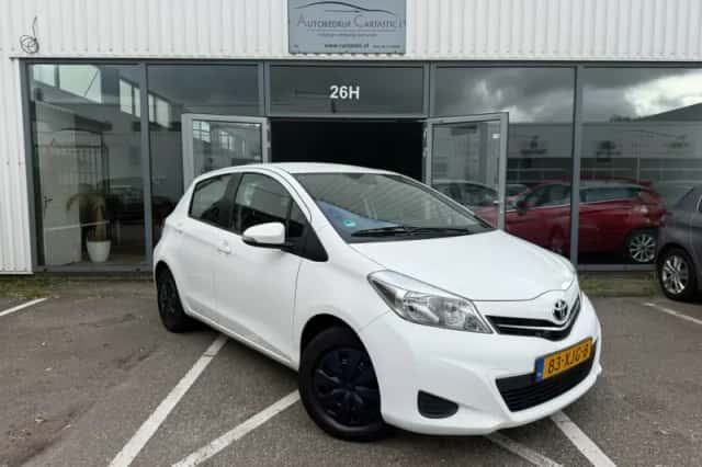 Toyota Yaris (2012) thumbnail 3