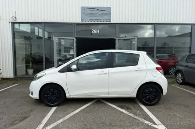 Toyota Yaris (2012) thumbnail 4