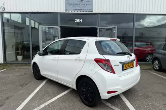 Toyota Yaris (2012) thumbnail 5
