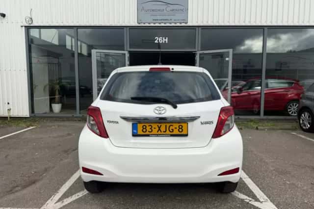 Toyota Yaris (2012) thumbnail 6