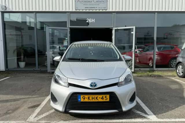 Toyota Yaris (2013) thumbnail 2