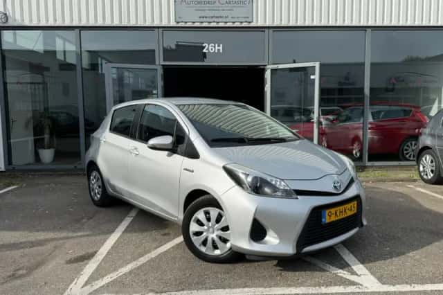 Toyota Yaris (2013) thumbnail 3