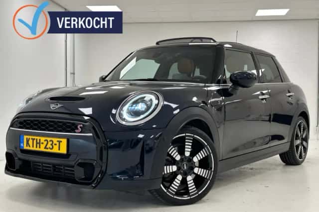 MINI Cooper S (2023) thumbnail 1