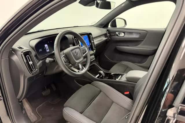 Volvo XC40 (2023) thumbnail 4