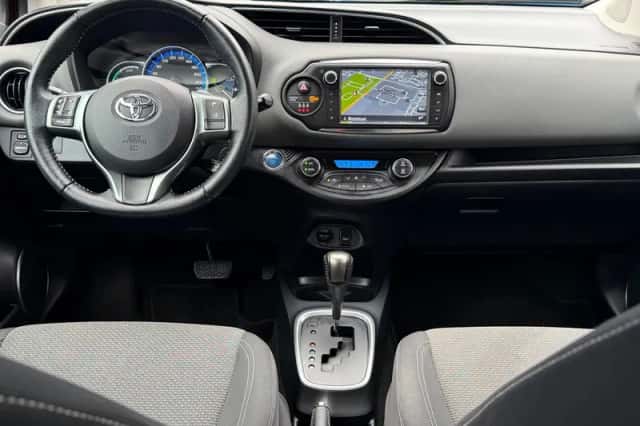 Toyota Yaris (2015) thumbnail 2