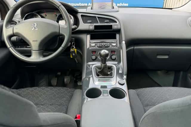 Peugeot 3008 (2014) thumbnail 2
