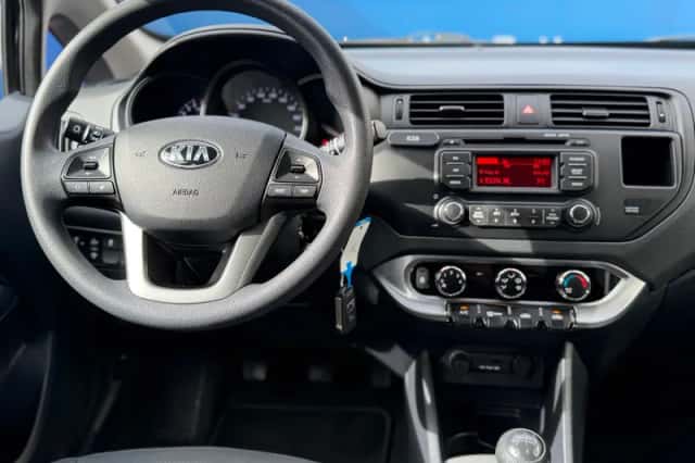 Kia Rio (2013) thumbnail 4