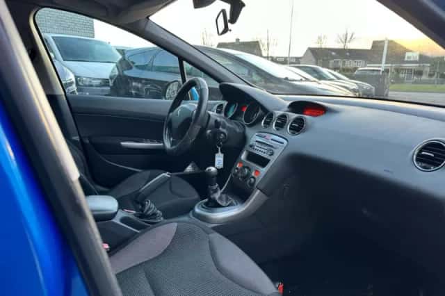 Peugeot 308 (2008) thumbnail 4