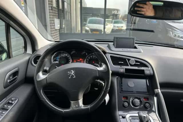 Peugeot 3008 (2014) thumbnail 4