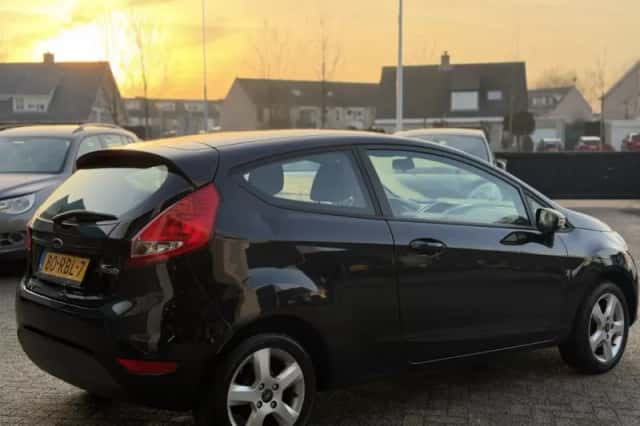 Ford Fiesta (2011) thumbnail 4