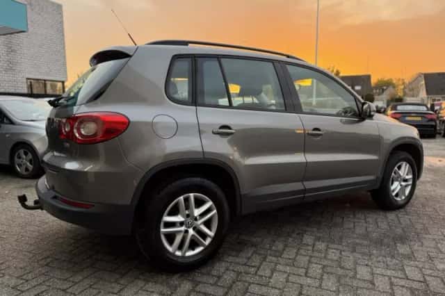 Volkswagen Tiguan (2009) thumbnail 2
