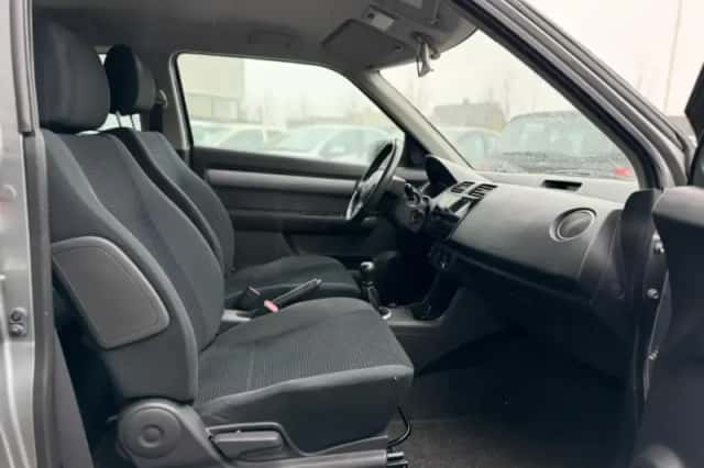 Suzuki Swift (2008) thumbnail 5