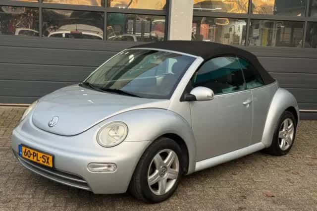 Volkswagen New Beetle (2004) thumbnail 2