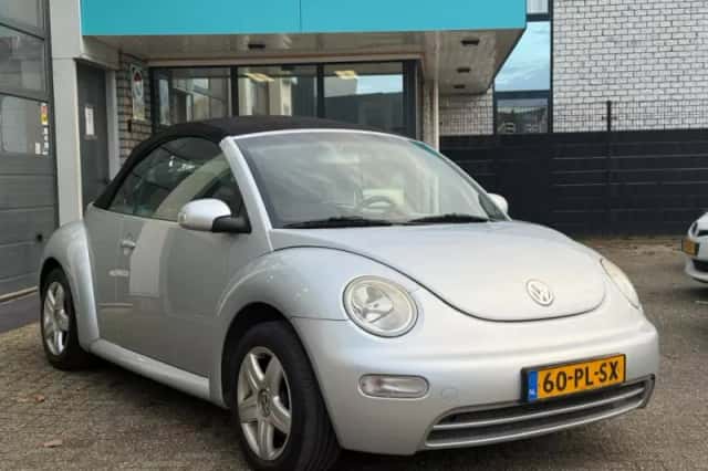 Volkswagen New Beetle (2004) thumbnail 3